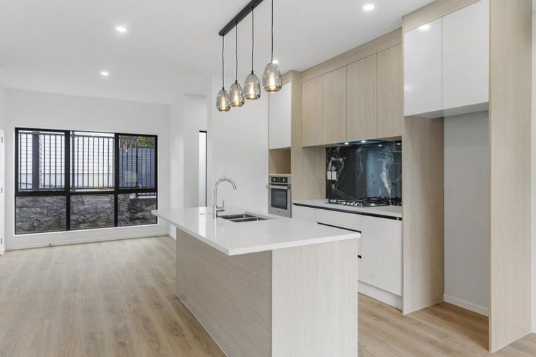 Photo of property in 8e Tahinga Street, Northcote, Auckland, 0627