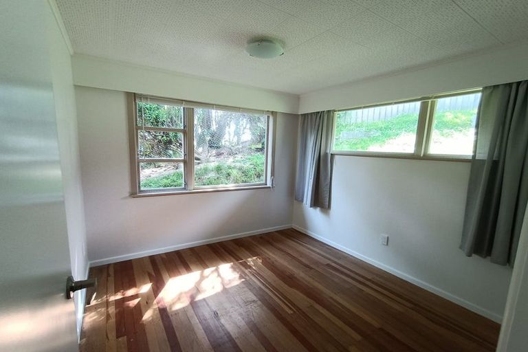 Photo of property in 29 Miles Crescent, Newlands, Wellington, 6037