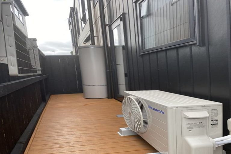 Photo of property in 3/3 Beach Road, Te Atatu Peninsula, 0610