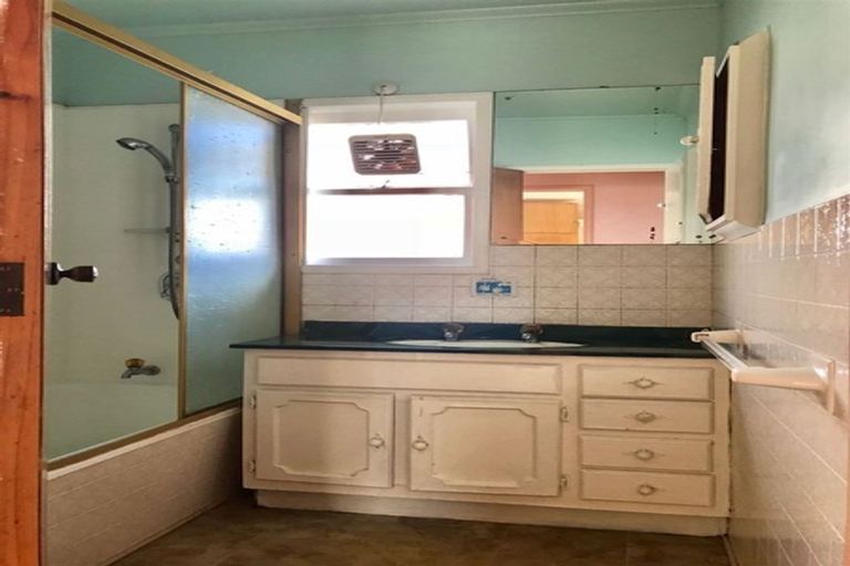 Photo of property in 28 Archibald Road, Kelston, Auckland, 0602