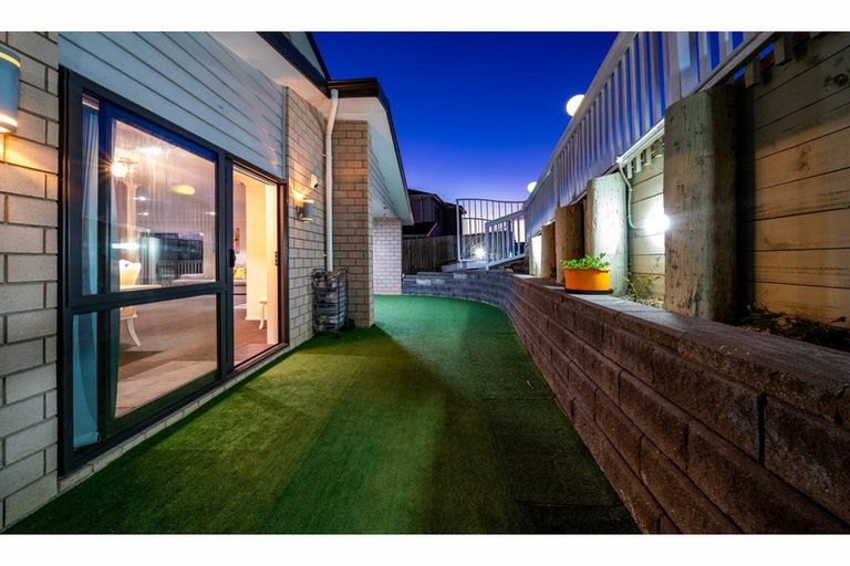 Photo of property in 14 Kereru Rise, Papakura, 2110