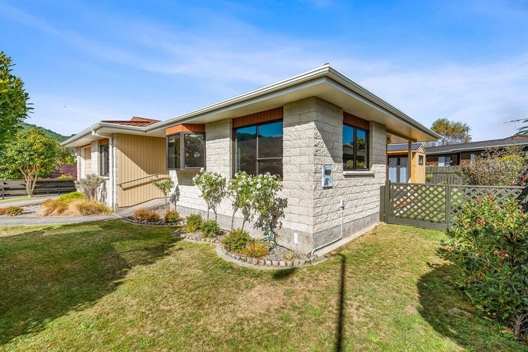 Photo of property in 72 Kapanui Road, Waikanae, 5036