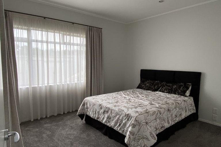 Photo of property in 9-13/11 Fields Parade, Oteha, Auckland, 0632