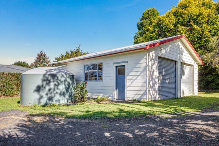 Photo of property in 42 Koraha Road, Kumeu, 0892