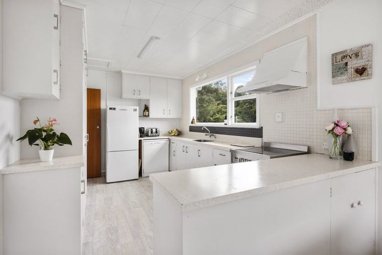 Photo of property in 48 Thurleigh Grove, Karori, Wellington, 6012