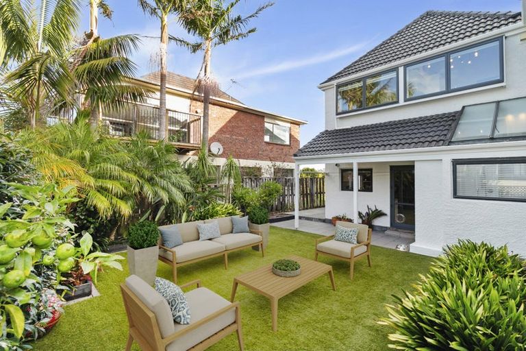 Photo of property in 9 Scarboro Terrace, Murrays Bay, Auckland, 0630
