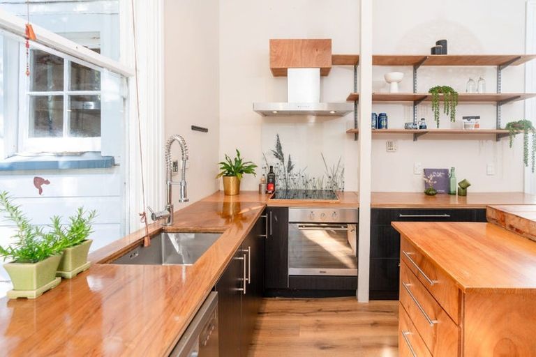 Photo of property in 58 Fairview Crescent, Kelburn, Wellington, 6012