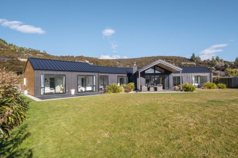 Photo of property in 6 Hidden Hills Drive, Wanaka, 9305