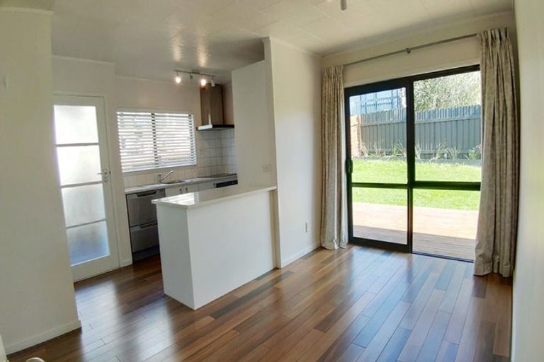 Photo of property in 2/1 Landsdale Place, Massey, Auckland, 0614