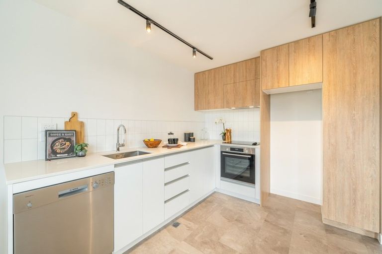 Photo of property in 67u2 Tiketike Way, Brooklyn, Wellington, 6021