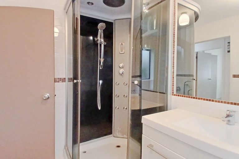 Photo of property in 9 Saddleback Rise, Murrays Bay, Auckland, 0630