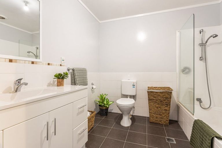 Photo of property in 19 Stephen Avenue, Henderson, Auckland, 0610