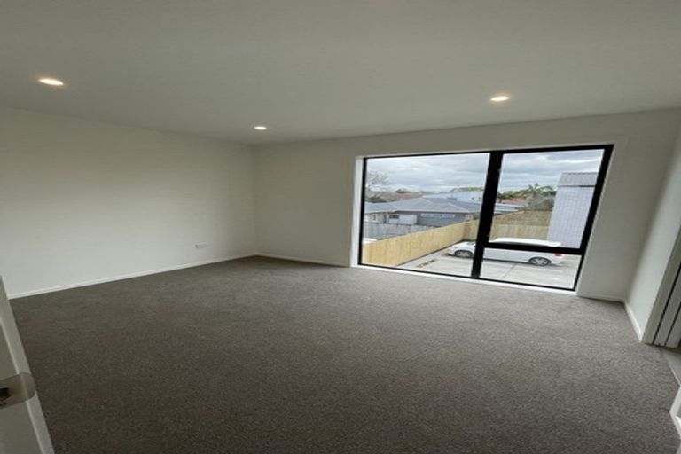Photo of property in 2/12 Enderby Drive, Te Atatu Peninsula, Auckland, 0610