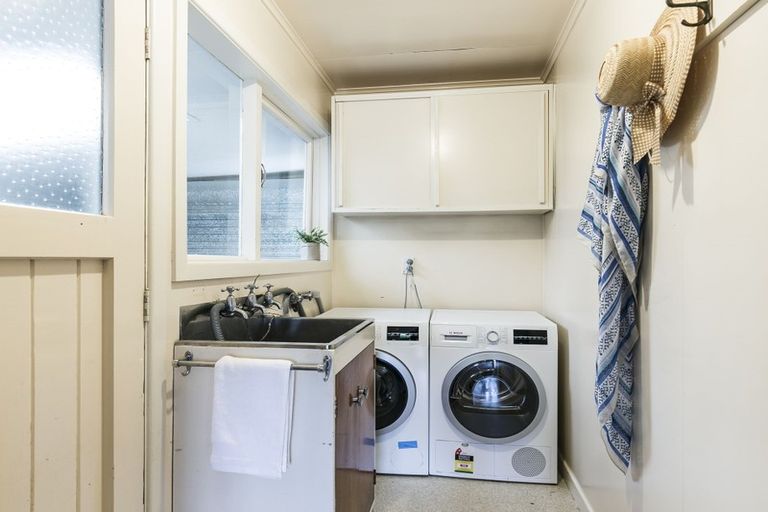 Photo of property in 8 Miles Crescent, Newlands, Wellington, 6037