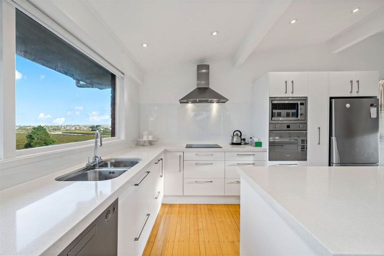 Photo of property in 17 Edgerton Road, Te Atatu Peninsula, Auckland, 0610
