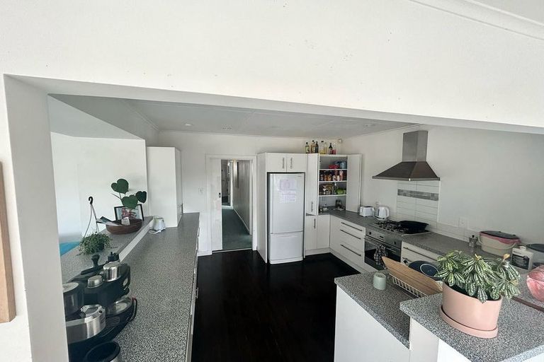 Photo of property in 2/119 Carlisle Road, Northcross, Auckland, 0632