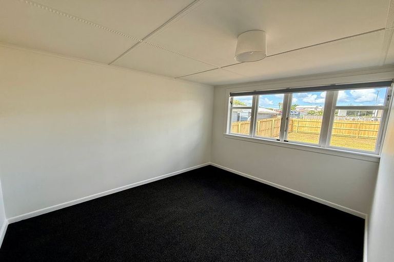 Photo of property in 212 Beach Haven Road, Beach Haven, Auckland, 0626