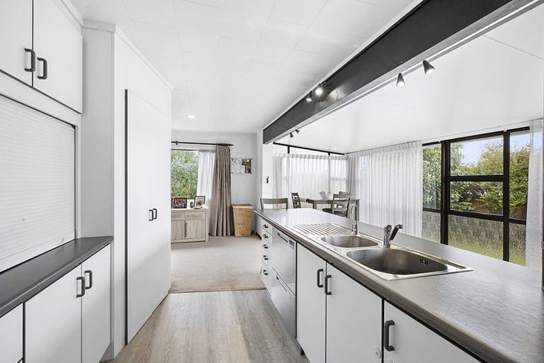 Photo of property in 14 Winstone Place, Highlands Park, New Plymouth, 4312