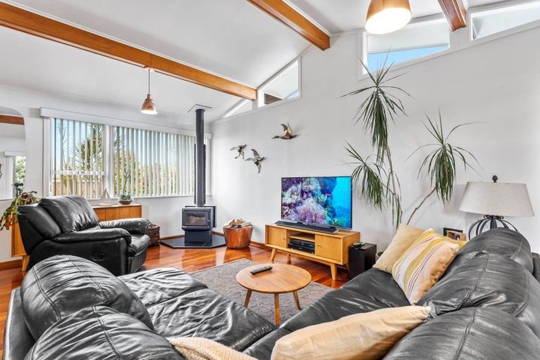 Photo of property in 6 Clinton Avenue, Te Atatu Peninsula, Auckland, 0610