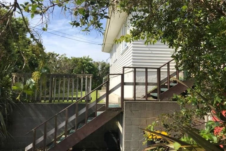 Photo of property in 1 Kinapori Terrace, Newlands, Wellington, 6037