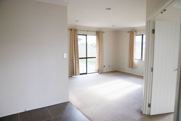 Photo of property in 12 Erceg Way, Rosehill, Papakura, 2113