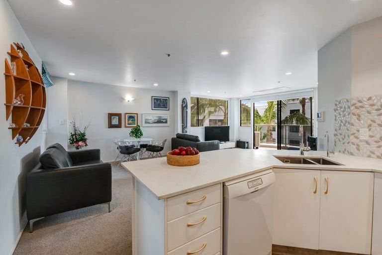 Photo of property in 3a/171 Hurstmere Road, Takapuna, Auckland, 0622