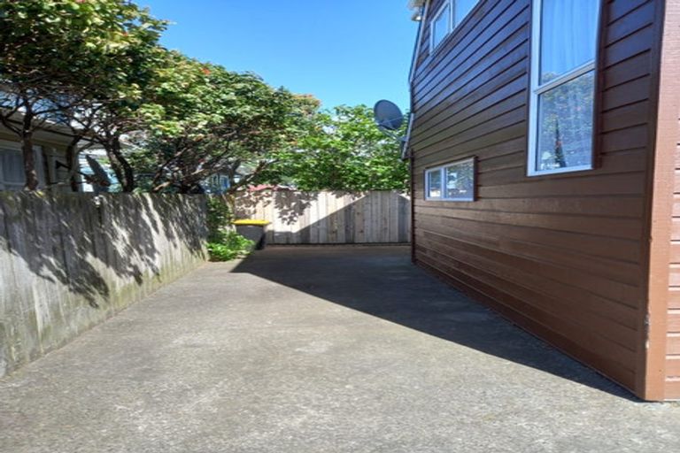 Photo of property in 2/15 Apu Crescent, Lyall Bay, Wellington, 6022