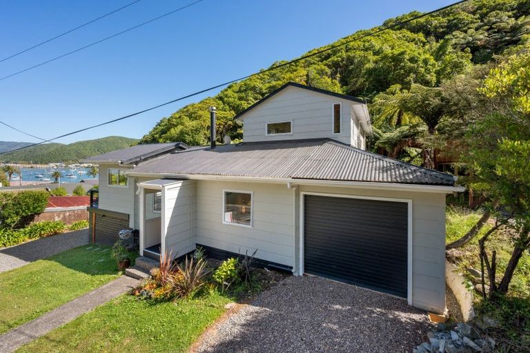 Photo of property in 12 Arthur Crescent, Waikawa, Picton, 7220