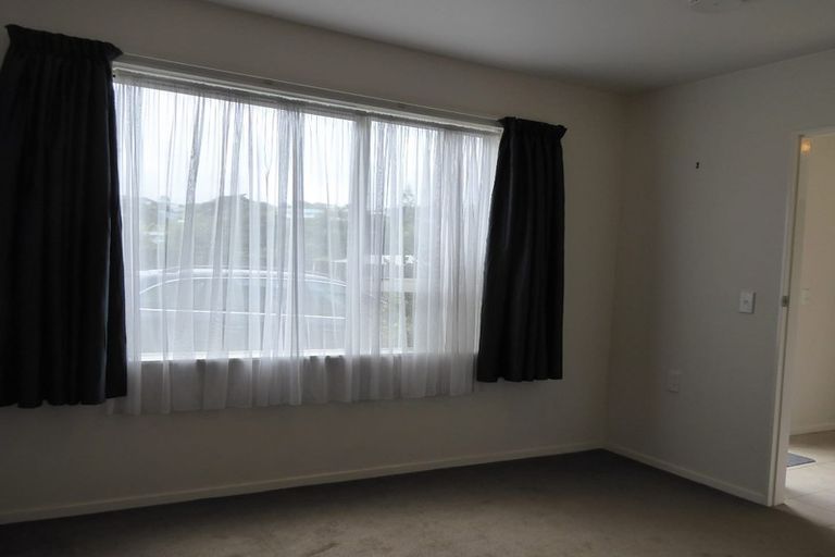 Photo of property in 198 Newlands Road, Newlands, Wellington, 6037