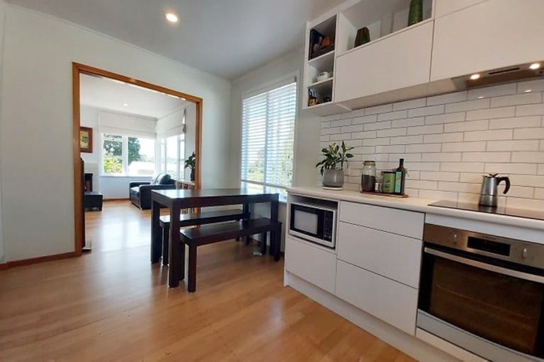 Photo of property in 35 Queen Mary Avenue, New Lynn, Auckland, 0600