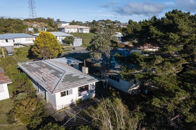 Photo of property in 18 Link Road, Newlands, Wellington, 6037