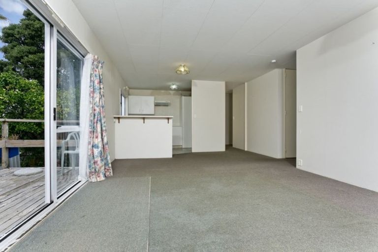 Photo of property in 2/15 Sunhaven Avenue, Glenfield, Auckland, 0629