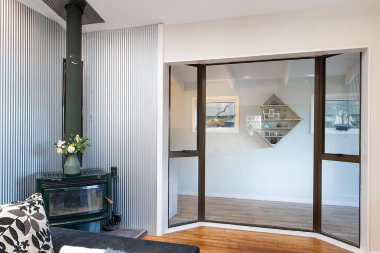 Photo of property in 704 South Titirangi Road, Titirangi, Auckland, 0604