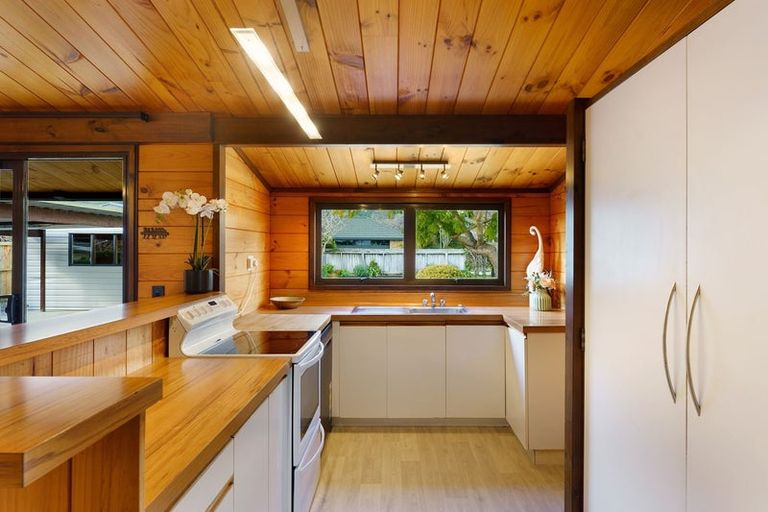 Photo of property in 21 Awanui Drive, Waikanae, 5036