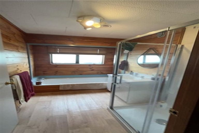 Photo of property in 36 Meadowvale Rise, Titirangi, Auckland, 0604