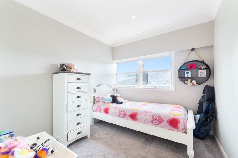 Photo of property in 1/282 East Coast Road, Forrest Hill, Auckland, 0620