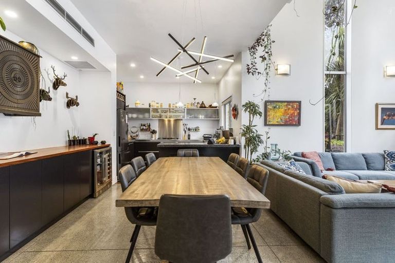 Photo of property in 11a Wernham Place, Northcote, Auckland, 0626