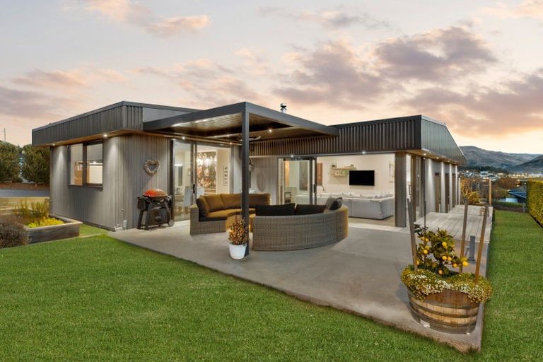 Photo of property in 35 Kirimoko Crescent, Wanaka, 9305