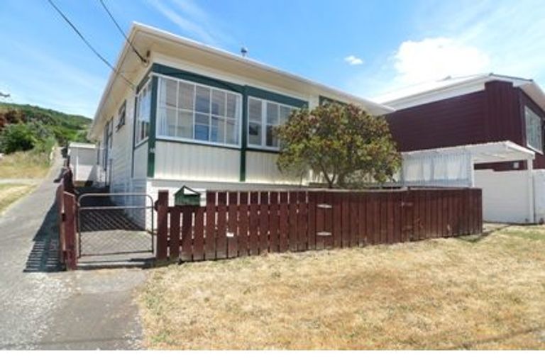 Photo of property in 38 Eden Street, Island Bay, Wellington, 6023