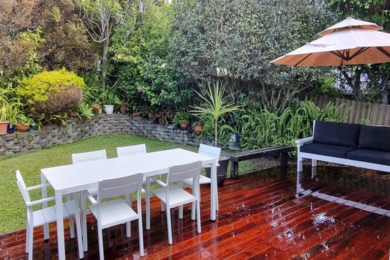 Photo of property in 24a Penning Road, Castor Bay, Auckland, 0620