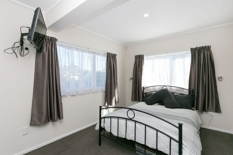 Photo of property in 30 Glanmire Road, Newlands, Wellington, 6037