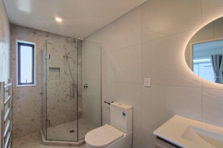 Photo of property in 43b West Harbour Drive, West Harbour, Auckland, 0618