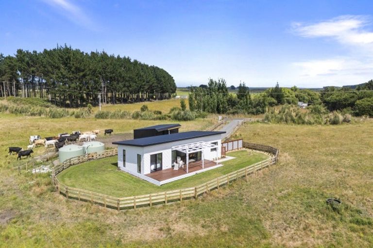 Photo of property in 1121 Parewanui Road, Parewanui, Bulls, 4894