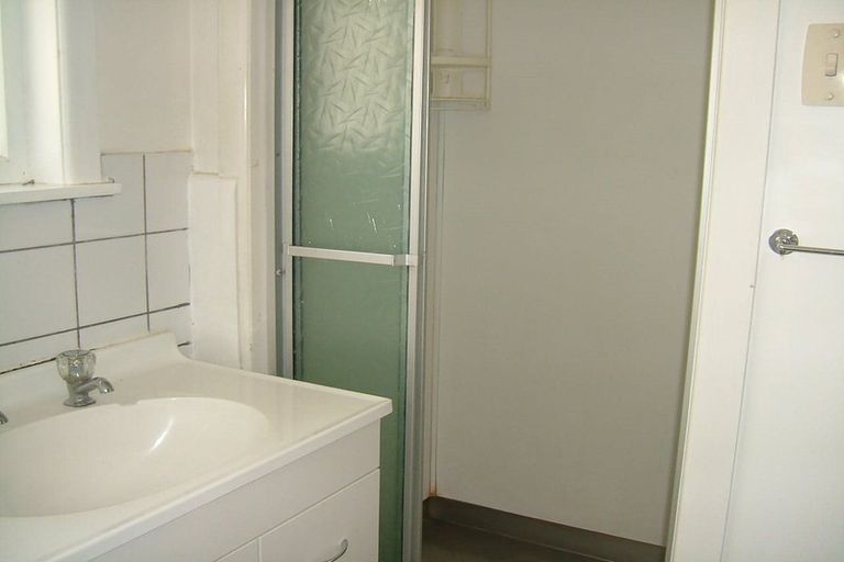 Photo of property in 77 Lake Road, Northcote, Auckland, 0627