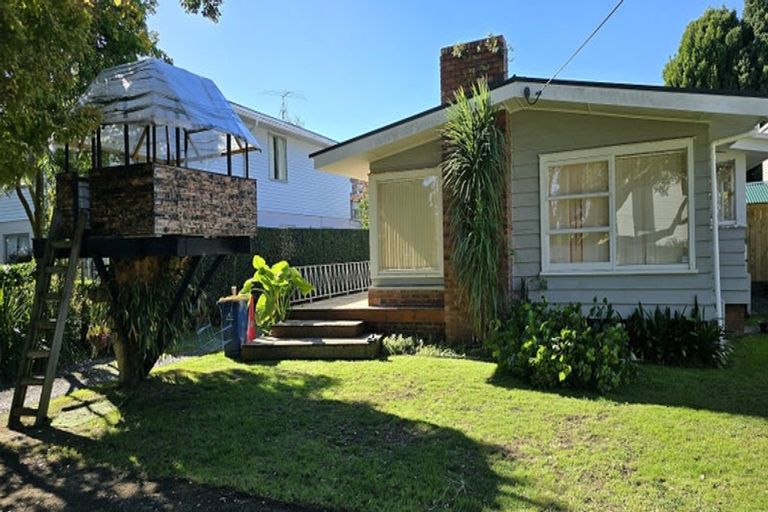 Photo of property in 27 Graham Avenue, Te Atatu Peninsula, Auckland, 0610
