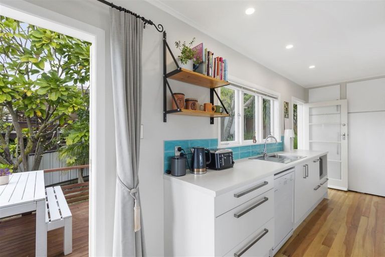 Photo of property in 1/3 Ellice Road, Totara Vale, Auckland, 0629