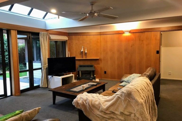 Photo of property in 16 Kent Lodge Avenue, Avonhead, Christchurch, 8042