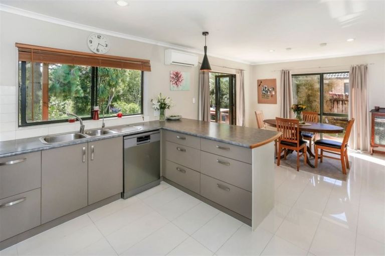 Photo of property in 13 Delphi Grove, Tuakau, 2121