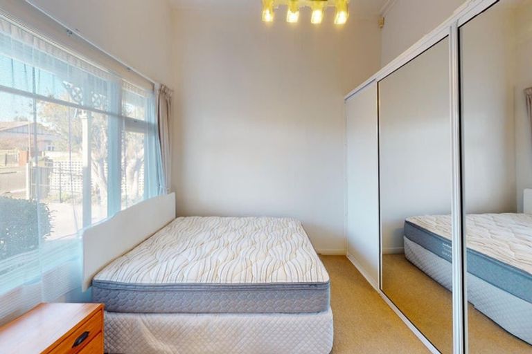 Photo of property in 16 Pirie Street, Palmerston North, 4410