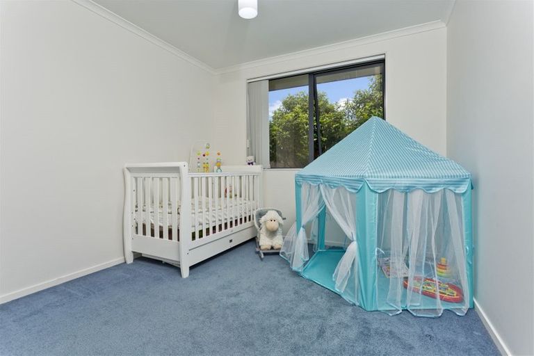 Photo of property in 16 Plumstead Rise, Glen Eden, Auckland, 0602